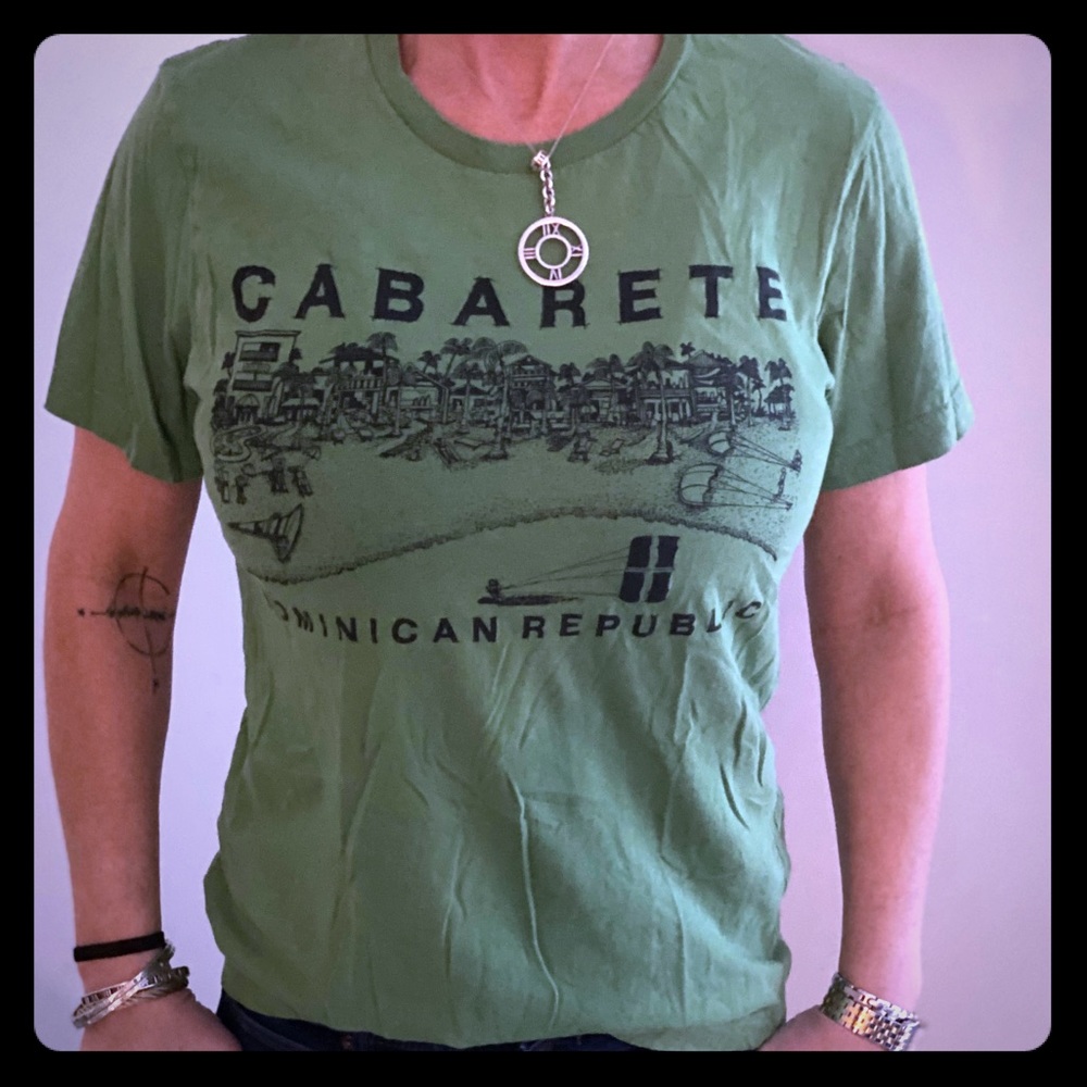 Small women’s Dominican Republic green t-shirt